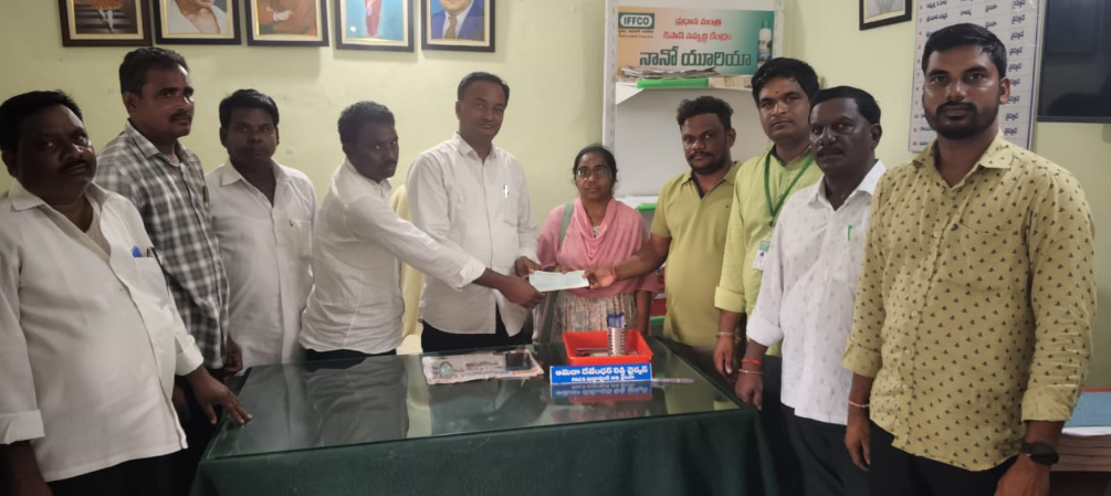 నిర్మల్ జిల్లా బైంసా మండలంలో గుండెపోటుతో మృతి చెందిన రైతు భార్యకు రూ. 2 లక్షల బీమా చెక్కు అందజేశారు.