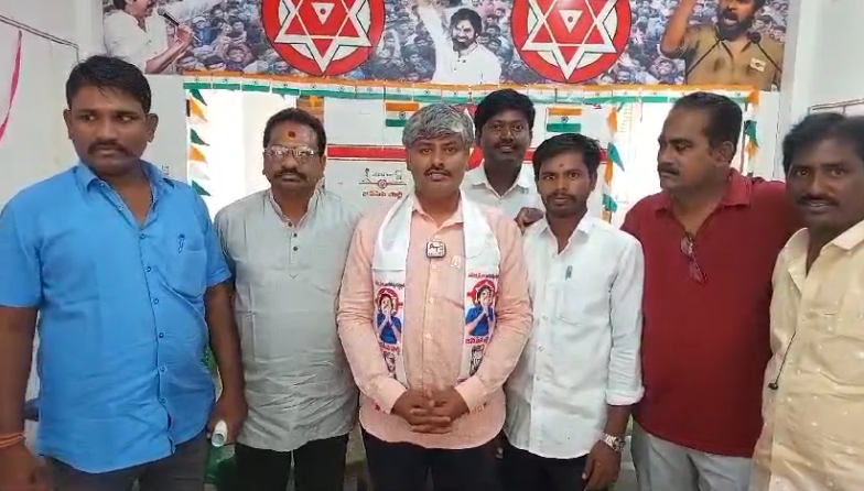 జనసేన క్రియాశీలక సభ్యుడైన వడ్ల సత్యనారాయణకు, వైద్య ఖర్చుల నిమిత్తం పార్టీ ₹25,048 చెక్కు రూపంలో అందించి, ప్రతి సభ్యునికి అండగా ఉంటుందని ప్రకటించారు.