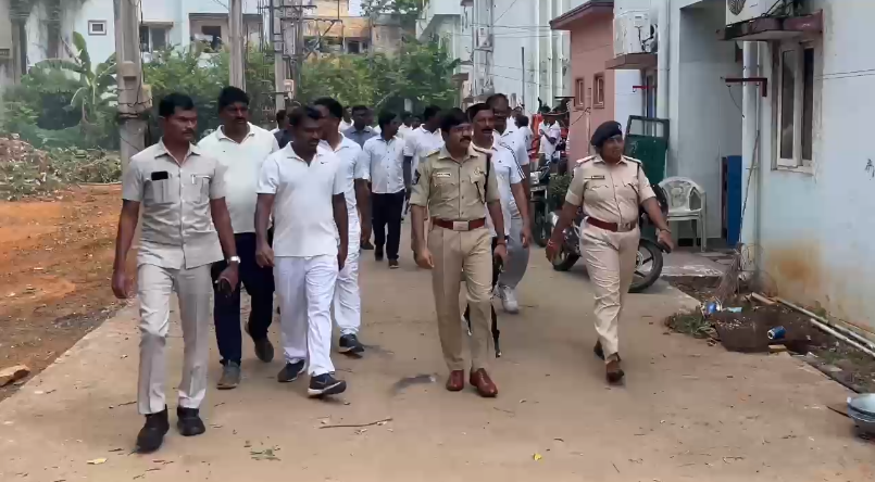 District SP Sri G. Krishnakant, IPS, inspected the police quarters in Mulapet, addressing the issues faced by police families and emphasizing the importance of cleanliness and community responsibility.