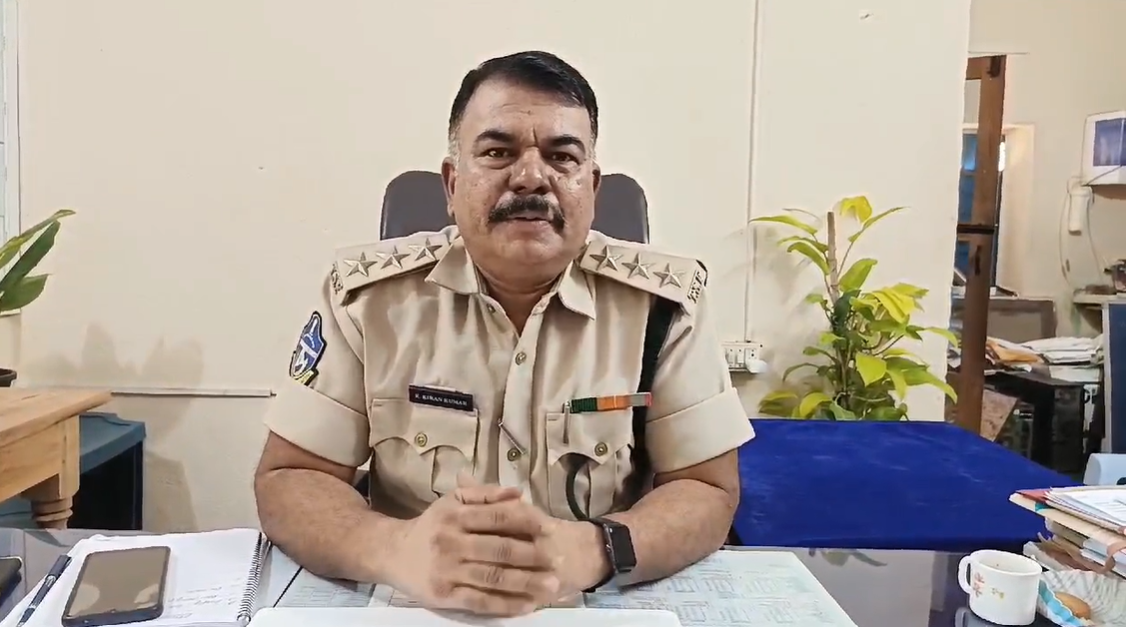 నిర్మల్ జిల్లా ఖానాపూర్ పట్టణంలో FRO కిరణ్ కుమార్ అడవి సంరక్షణ మరియు చట్టాలపై విలేకరుల సమావేశంలో మాట్లాడారు.