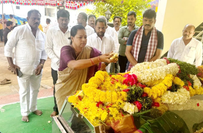 Former Hyderabad Mayor Bontu Ram Mohan's mother, K. Sh. Bontu Kamalamma, has passed away. Leaders express condolences and pay tribute.