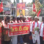 స్వచ్ఛభారత్ కార్మికుల వేతనాల కోసం వినూత్న నిరసన Sanitation workers at Dharmawaram School demand immediate payment of pending wages and better working conditions during a unique protest.