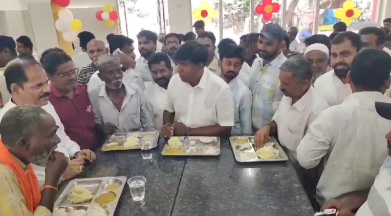 ఎమ్మిగనూరు MLA జయనాగేశ్వర రెడ్డి ప్రారంభించిన 5 రూపాయలకే భోజనం అందించే అన్నా క్యాంటీన్‌ల ద్వారా నిరుపేదలు, విద్యార్థులకు ఆకలి సమస్యలు తగ్గనున్నాయి.