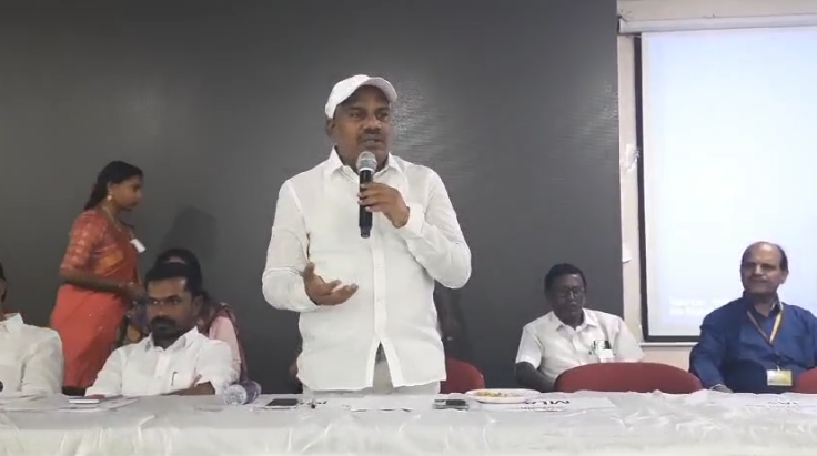 ఉట్నూర్‌లో PM విశ్వకర్మ పథకం వార్షికోత్సవం ఘనంగా జరగడంతో 21 వృత్తి కళాకారులకు సర్టిఫికేట్లు పంపిణీ చేయబడ్డాయి. కార్యక్రమంలో ప్రముఖ నాయకులు పాల్గొన్నారు.