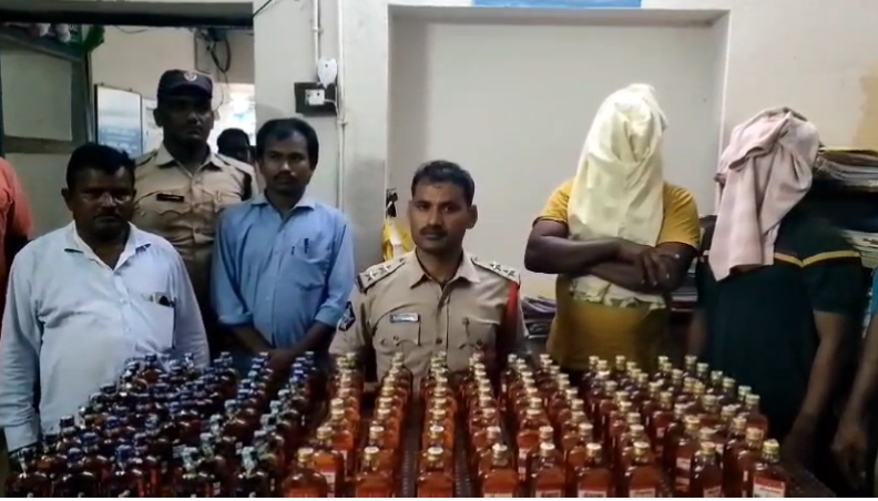 విజయనగరం జిల్లా గజపతినగరంలో స్కూటీపై అక్రమంగా మద్యం తరలిస్తున్న ఇద్దరు వ్యక్తులను అరెస్టు చేసి, 146 మద్యం సీసాలను స్వాధీనం చేసుకున్న పోలీసుల చర్య.