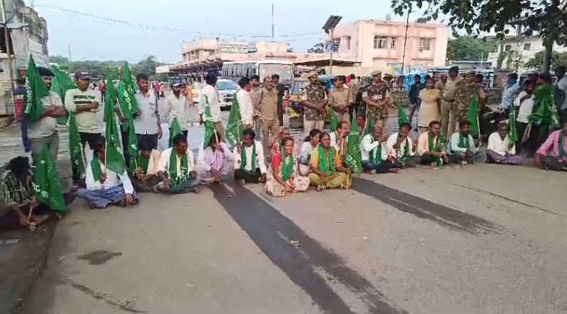 జైనూర్‌లో ఆదివాసి మహిళపై అత్యాచారం జరిగిన నేపథ్యంలో, బంద్ కొనసాగుతుంది. నిందితుడికి కఠిన శిక్ష డిమాండ్ చేస్తూ ఆదివాసి సంఘాల ఆందోళన.
