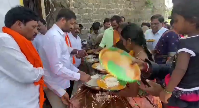 నిర్మల్‌లో గణేష్ నిమజ్జన శోభాయాత్రలో భాగంగా, మాజీ మున్సిపల్ చైర్మన్ అప్పల గణేష్ చక్రవర్తి ఆధ్వర్యంలో 25,000 మందికి అల్పాహారం, 10,000 మందికి వినాయక సాగర్ చెరువులో అన్నదానం చేయబడింది.