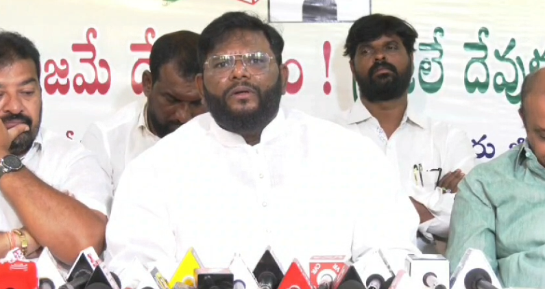 అబ్దుల్ అజీజ్, నెల్లూరు టిడిపి అధ్యక్షుడు, వైసీపీ పాలనపై తీవ్ర విమర్శలు చేస్తూ, సూపర్ సిక్స్ అమలైన తర్వాత కాకాణి, జగన్‌లను గాడిదపై ఊరేగిస్తామన్నారు.