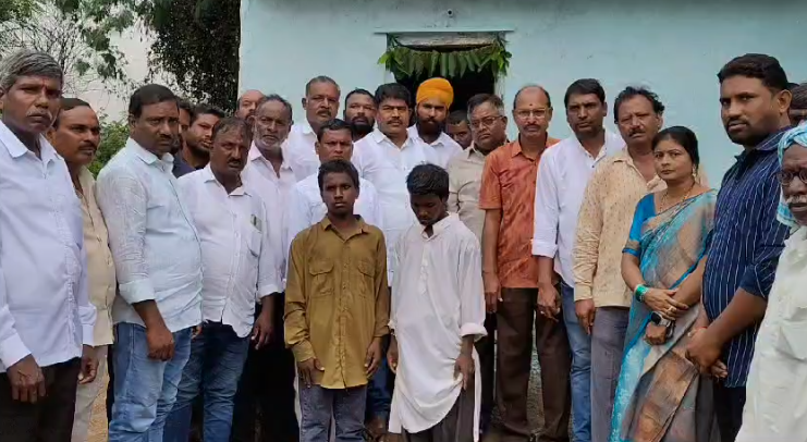 భారీ వర్షాలకు ఇల్లు కోల్పోయిన వితంతువుకు శేరిపల్లి యువకులు దాతల సహకారంతో నూతన ఇల్లు నిర్మించి సర్వత్రా ప్రశంసలు అందుకున్నారు.