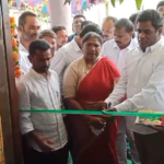 ఉట్నూర్ కేబి ప్రాంగణంలో మంత్రి సీతక్క పలు అభివృద్ధి కార్యక్రమాలను ప్రారంభించారు. విద్యార్థులతో మాట్లాడి, వారు సంపూర్ణ టీచర్లుగా మారాలని ప్రోత్సహించారు.