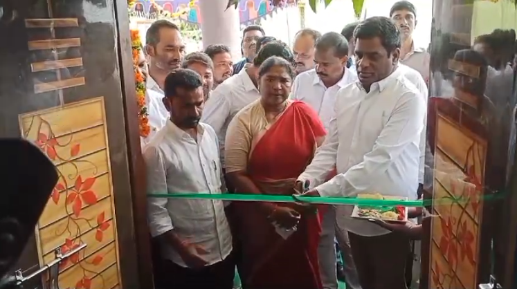 ఉట్నూర్ కేబి ప్రాంగణంలో మంత్రి సీతక్క పలు అభివృద్ధి కార్యక్రమాలను ప్రారంభించారు. విద్యార్థులతో మాట్లాడి, వారు సంపూర్ణ టీచర్లుగా మారాలని ప్రోత్సహించారు.