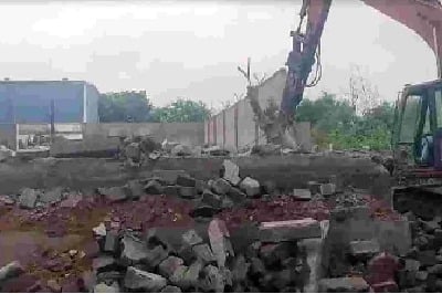 అమీన్ పూర్ మండలంలో 20 ఎకరాల ప్రభుత్వ భూమి ఆక్రమణను హైడ్రా తిరిగి స్వాధీనం చేసుకుంది. నిర్మాణాలు కూల్చి, సరిహద్దు రాళ్లను తొలగించారు. స్కూల్ యాజమాన్యం ఆక్రమించిన 15 గుంటలు కూడా కూల్చివేశారు.