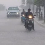 అల్పపీడనంతో ఉత్తర కోస్తా ఆంధ్ర, గోదావరి జిల్లాల్లో భారీ వర్షాలు, వరద ముప్పు. పలు రోడ్లు మూసివేత, విద్యా సంస్థలకు సెలవు.