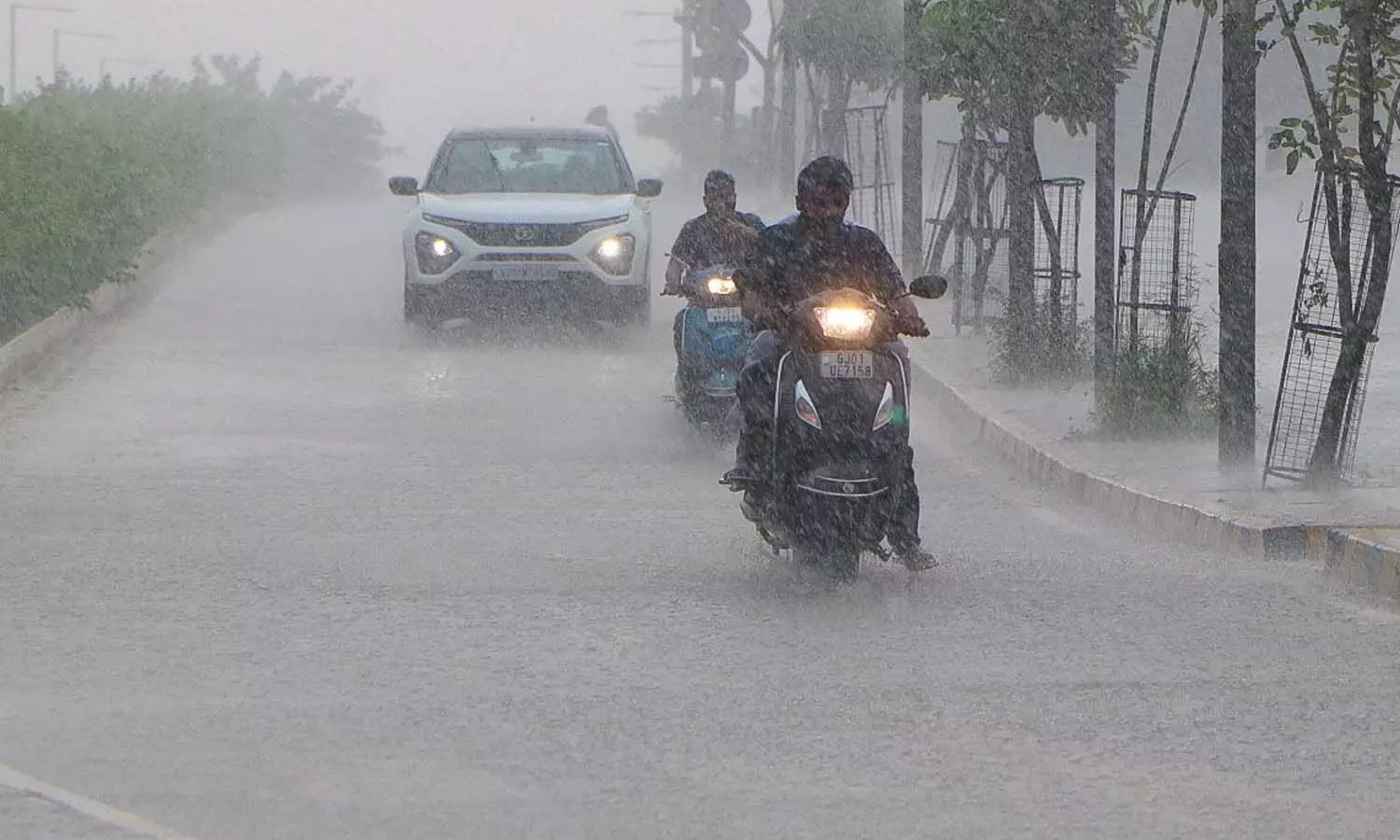అల్పపీడనంతో ఉత్తర కోస్తా ఆంధ్ర, గోదావరి జిల్లాల్లో భారీ వర్షాలు, వరద ముప్పు. పలు రోడ్లు మూసివేత, విద్యా సంస్థలకు సెలవు.