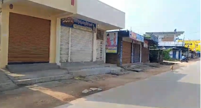 ఉట్నూర్ ఏజెన్సీ ప్రాంతంలో ఆదివాసి సంఘాల బంద్ ప్రకటనతో పోలీసుల బందోబస్తు బలంగా ఉంది. ప్రజలు తమ హక్కుల కోసం పోరాడుతున్నప్పుడు, పరిస్థితి పర్యవేక్షణలో ఉంది.