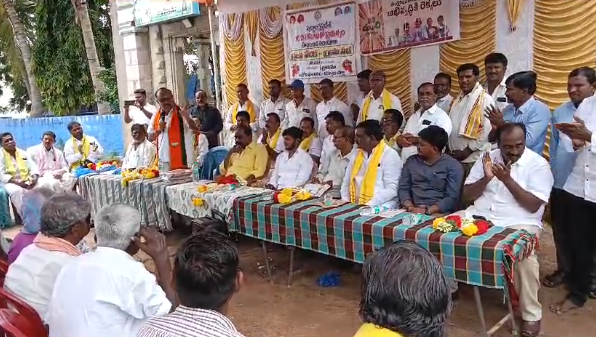 ఆదోని మండలం నాగలాపురంలో కూటమి ప్రభుత్వానికి వంద రోజులు పూర్తి కావడంతో మాసి ఎమ్మెల్యే ప్రకాష్ జైన్ కీలక వ్యాఖ్యలు చేశారు. ప్రస్తుత రాజకీయ పరిస్థితులపై చర్చించారు.