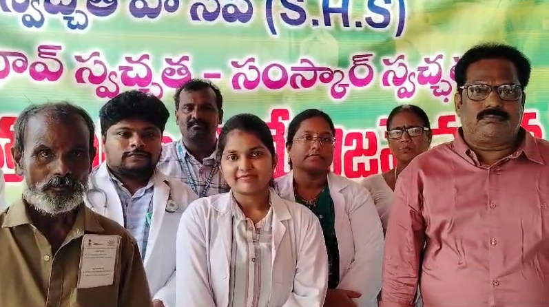 శృంగవరపుకోటలో పారిశుధ్య కార్మికుల కోసం ప్రత్యేక మెడికల్ క్యాంపు ఏర్పాటు అయింది. ఆరోగ్య తనిఖీలతో, వారు మెరుగైన వైద్యం పొందగలుగుతున్నారు.