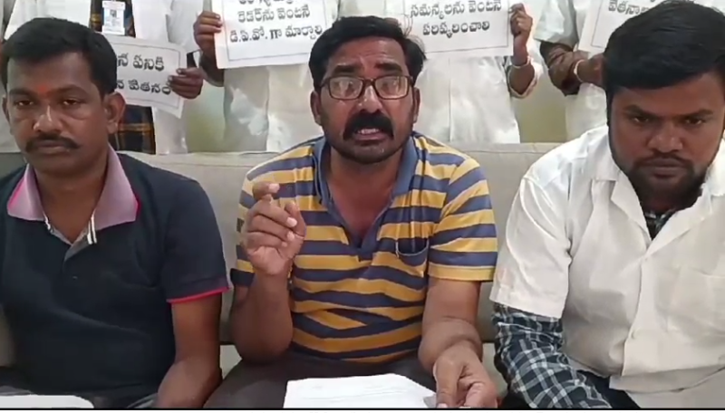 కామారెడ్డిలో ఆరోగ్యశ్రీ మిత్రలు తమ హక్కుల కోసం ఆందోళన చేపట్టారు. 16 సంవత్సరాలుగా చేస్తున్న సేవలకు సమాన వేతనాలు కోరుతూ నిరవధిక సమ్మె చేస్తున్నారు.