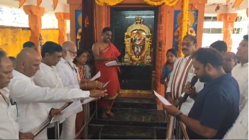 కూకట్పల్లి కాంగ్రెస్ పార్టీ ఇంచార్జ్ బండి రమేష్ ఆలయ కమిటీలు సమాజ అభివృద్ధికి కృషి చేయాలని సూచించారు.