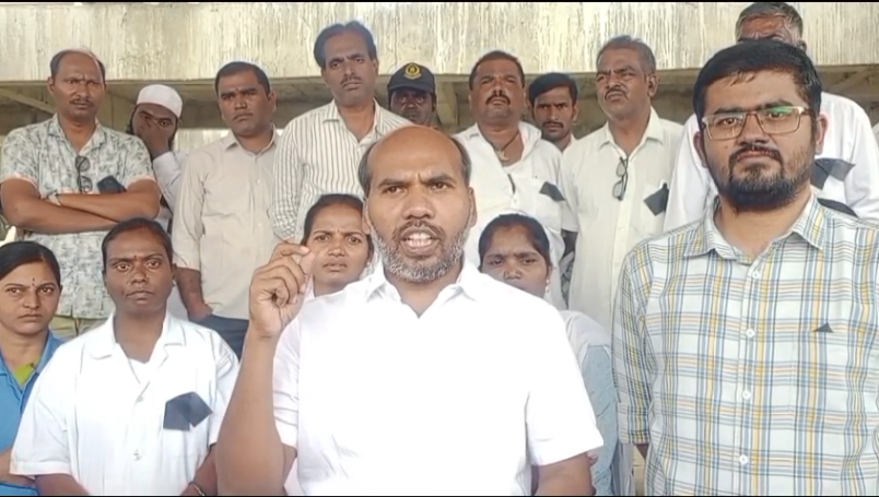బోథ్ ఆసుపత్రి సిబ్బంది రాత్రి విధులకు ఆటంకం కలిగించే వారి దుర్వ్యవహారంపై నిరసన వ్యక్తం చేశారు. రాత్రివేళ రక్షణ కోసం పోలీసు సిబ్బంది ఏర్పాటు చేయాలని కోరారు, అధికారుల హామీ తర్వాత సమ్మె విరమించారు.