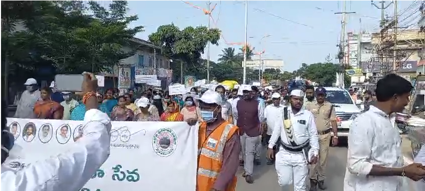 ఆదోని మున్సిపాలిటీలో "స్వచ్చ హి సేవ" ర్యాలీ నిర్వహించారు. ఎమ్మెల్యే పార్థసారధి పరిశుభ్రతపై మాట్లాడి, ప్లాస్టిక్ రహిత ఆదోని నిర్మించాలని చెప్పారు. ఈ కార్యక్రమంలో ప్రభుత్వ అధికారులు, మహిళలు పాల్గొన్నారు.
