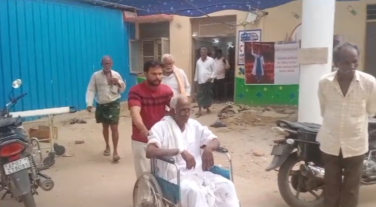 ఎడ్ల పందాలలో అదుపు తప్పిన ఎడ్ల వల్ల 6 మంది గాయపడ్డారు. గాయపడిన వారిని ఆసుపత్రికి తరలించారు.