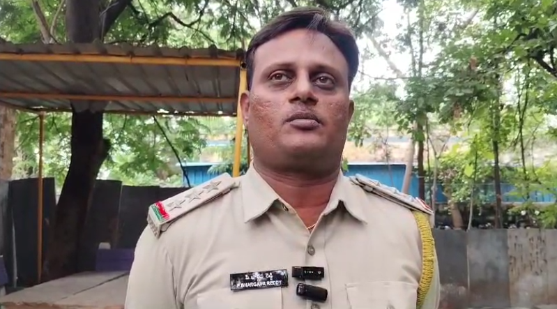 ఎమ్మిగనూరులో 90 ఎంఎల్ ఒరిజినల్ ఛాయిస్ విస్కీ తరలిస్తున్న ద్విచక్ర వాహనం స్వాధీనం, ఇద్దరిపై కేసు నమోదు చేసినట్లు సెబ్ సీఐ భార్గవ్ రెడ్డి తెలిపారు.