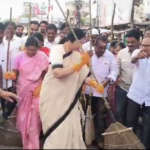 కోవూరు ఎమ్మెల్యే వేమిరెడ్డి ప్రశాంతి రెడ్డి స్వచ్ఛతాహి కార్యక్రమంలో చీపురు పట్టి రోడ్లను శుభ్రపరిచి, గ్రామస్తుల ఫిర్యాదులపై స్పందించారు.