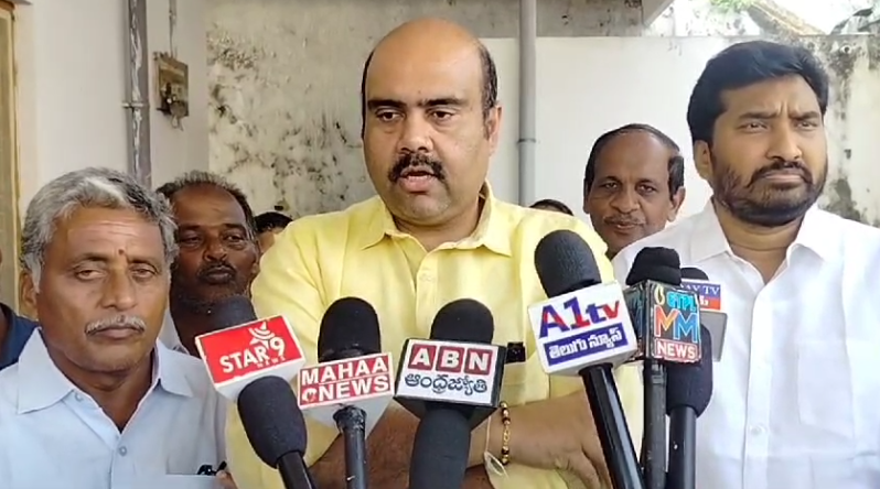 విజయనగరం జిల్లా మెంటాడ మండలంలోని గుర్ల తమ్మి రాజుపేట గ్రామంలో తెలుగుదేశం పార్టీ మెంటాడ మండల అధ్యక్షుడు చలుమూరి వెంకట్రావు తల్లి మృతి చెందడంతో, బొబ్బిలి ఎమ్మెల్యే బేబీ నాయన, తెంటు లక్ష్మనాయుడు అతణ్ని పరామర్శించారు. ఎమ్మెల్యే బేబీ నాయన మెంటాడ మండలంలోని జీటీపేట చేరుకుని వెంకట్రావుకు ప్రగాఢ సానుభూతి తెలిపారు. ఈ కార్యక్రమంలో తెలుగుదేశం పార్టీ, జనసేన పార్టీ నాయకులు పాల్గొన్నారు.