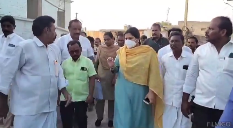 చాగలమర్రి మండలంలో వైరల్ ఫీవర్ విస్తరించిన నేపథ్యంలో, ఎమ్మెల్యే భూమా అఖిలప్రియ గ్రామాల్లో పర్యటించి బాధితులను పరామర్శించారు. తగిన జాగ్రత్తలు, శానిటైజేషన్, నీటి సరఫరా పట్ల చర్యలు తీసుకోవాలని సూచించారు. ఆరోగ్య క్షేమం కోసం ప్రభుత్వ సూచనలు అందిస్తామని, సమస్యలు పరిష్కరించేందుకు కృషి చేస్తామని తెలిపారు.