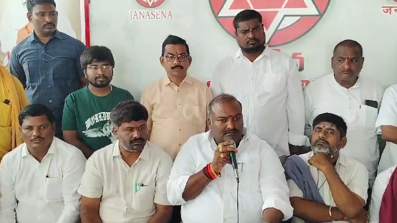 యలమంచిలి నియోజకవర్గంలో, పవన్ కళ్యాణ్ 11 రోజుల దీక్షకు మద్దతుగా ఎమ్మెల్యే సుందరపు విజయ కుమార్ వేద పండితుల దీక్ష నిర్వహించారు.