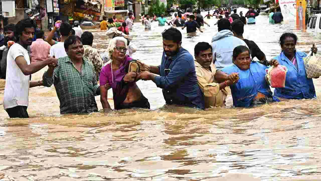 ప్రధాని మోదీ ఆదేశాల మేరకు తెలుగు రాష్ట్రాల్లో వరద నష్ట అంచనా, సహాయక చర్యలకు కేంద్రం నిపుణుల బృందాలు పంపి, 26 ఎన్డీఆర్ఎఫ్ బృందాలు, హెలికాప్టర్లు సిద్ధం.