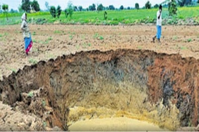 వైఎస్ఆర్ కడపలో రైతు భూమి 6 అడుగుల లోతు కుంగిపోయింది. 2019లో ఇదే విషయం జరిగింది. వ్యవసాయ అధికారులు పరిశీలించాలని రైతు కోరుతున్నారు.