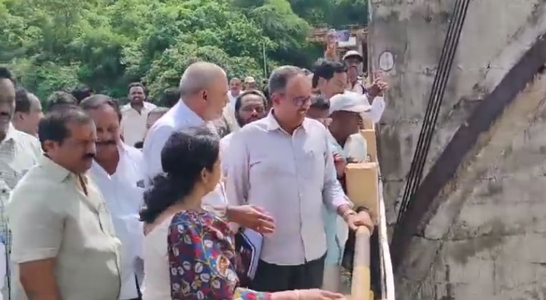 ఎమ్మెల్యే వరుపుల సత్యప్రభ ఏలేరు వరద ప్రభావిత ప్రాంతాల్లో పర్యటించారు. పునరావాస కేంద్రాలు, వంతెనలు, చెరువులు పరిశీలించి, అధికారులతో చర్చించారు.