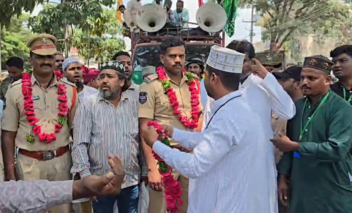 మిలాద్ అన్ నాబీ పండుగ సందర్భంగా, బాలాపూర్ పోలీస్ స్టేషన్ పరిధిలో ర్యాలీకి సంబంధించి ఏసిపి లక్ష్మీకాంత్ సురక్షా సూచనలు చేశారు. మైనర్ పిల్లలు బైకులు నడపకూడదని, హెల్మెట్ ధరించి జాగ్రత్తగా డ్రైవింగ్ చేయాలని కోరారు.