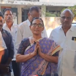 ఏలేశ్వరం మండలంలోని పే రవరంలో వైఎస్సార్సీపీ నాయకుడు, మాజీ సర్పంచ్ బేరి అరవింద కుమార్‌పై ఓ మహిళా తీవ్రమైన ఆరోపణలు చేసినా, ఆయన రూ.3 కోట్లు విలువైన ఆస్తుల్ని కబ్జా చేశాడని, ఇంట్లో అడుగుపెట్టినా చంపుతానని బెదిరిస్తున్నాడని పేర్కొంది. బాధితురాలు తమ బాధ్యతలన్నీ చూసుకుంటూ, స్వస్థలానికి వచ్చిన తర్వాత ఈ సమస్యకు గురైంది. మహిళా, తహశీల్దార్ కార్యాలయాల్లో పిర్యాదు చేసినా స్పందన లేకపోవడంతో ఆమె న్యాయం కోసం పోరాటం చేస్తోంది.