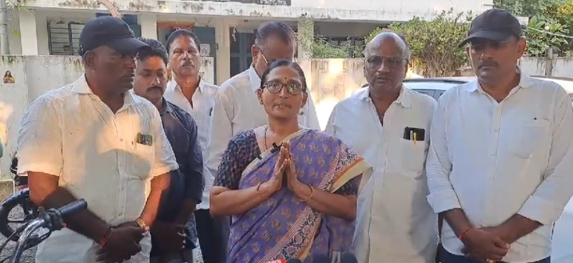 ఏలేశ్వరం మండలంలోని పే రవరంలో వైఎస్సార్సీపీ నాయకుడు, మాజీ సర్పంచ్ బేరి అరవింద కుమార్‌పై ఓ మహిళా తీవ్రమైన ఆరోపణలు చేసినా, ఆయన రూ.3 కోట్లు విలువైన ఆస్తుల్ని కబ్జా చేశాడని, ఇంట్లో అడుగుపెట్టినా చంపుతానని బెదిరిస్తున్నాడని పేర్కొంది. బాధితురాలు తమ బాధ్యతలన్నీ చూసుకుంటూ, స్వస్థలానికి వచ్చిన తర్వాత ఈ సమస్యకు గురైంది. మహిళా, తహశీల్దార్ కార్యాలయాల్లో పిర్యాదు చేసినా స్పందన లేకపోవడంతో ఆమె న్యాయం కోసం పోరాటం చేస్తోంది.