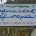 తుఫాను ప్రభావం లేకపోవడంతో భయపడాల్సిన అవసరం లేదని తాసిల్దార్ పిండి గోపాలకృష్ణ తెలిపారు. అనుమానాల కోసం కంట్రోల్ రూమ్ అందుబాటులో.