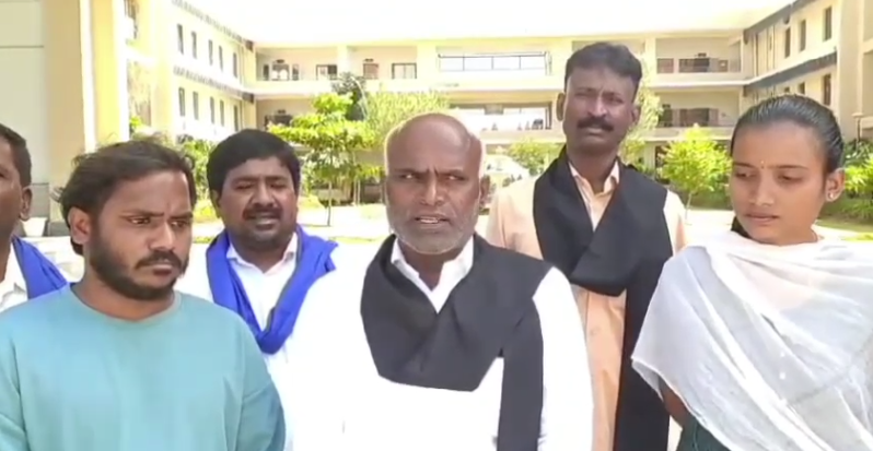 కామారెడ్డి జిల్లాలో కులాంతర వివాహానికి వ్యతిరేకంగా ఎమ్మార్పీఎస్ నాయకులు ఎస్పీకి ఫిర్యాదు చేశారు. కుల సెంటిమెంట్లపై చర్చ, సమస్యలపై జోక్యం చేసుకోవడం జరిగింది.