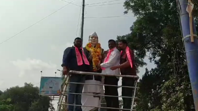 కామారెడ్డిలో కొండ లక్ష్మణ్ బాపూజీ వర్ధంతి సందర్భంగా బిఆర్ఎస్ పార్టీ నాయకులు నివాళి అర్పించారు. ఆయన పాత్రను కొనియాడుతూ యోధుడిగా అభివర్ణించారు.