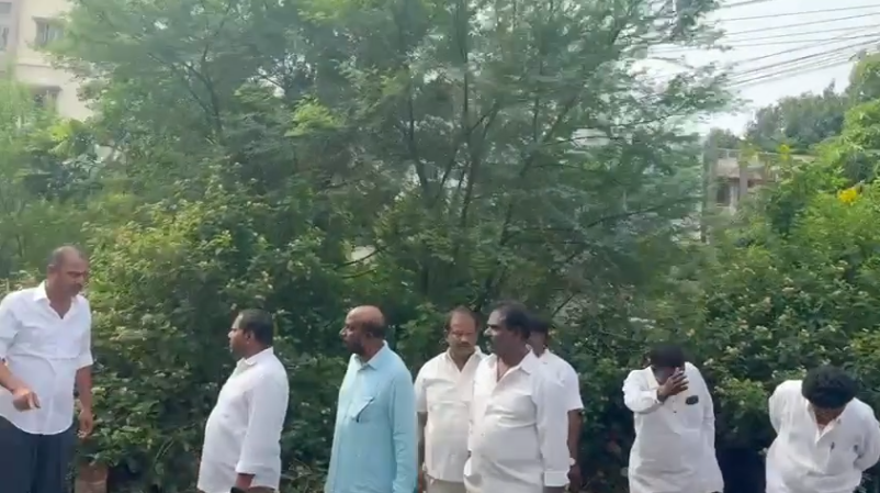చిల్కానగర్ డివిజన్లో కొత్త సిసి రోడ్ల పనులకు శంకుస్థాపన చేశారు. ఎమ్మెల్యే బండారి లక్ష్మారెడ్డి ఆధ్వర్యంలో 2.90 కోట్ల వ్యయంతో అభివృద్ధి కార్యక్రమాలు జరుగుతున్నాయి.
