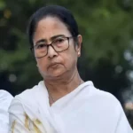 కోల్‌కతా డాక్టర్ హత్య కేసులో తల్లిదండ్రులు పోలీసులు కేసును నీరుగార్చాలని డబ్బులు ఆఫర్ చేశారని ఆరోపిస్తూ సంచలన వ్యాఖ్యలు చేశారు.