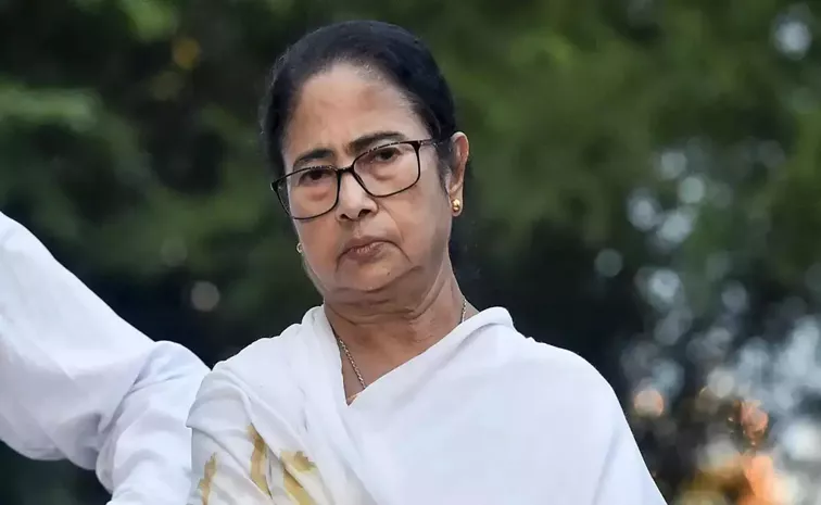 కోల్‌కతా డాక్టర్ హత్య కేసులో తల్లిదండ్రులు పోలీసులు కేసును నీరుగార్చాలని డబ్బులు ఆఫర్ చేశారని ఆరోపిస్తూ సంచలన వ్యాఖ్యలు చేశారు.