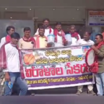 కామారెడ్డి జిల్లా కేంద్రంలో ఖమ్మం వరద బాధితులకు విరాళాలు సేకరించే కార్యక్రమం కొనసాగుతుంది. తెలంగాణ నిరుద్యోగ కళాకారుల సంఘం ఆధ్వర్యంలో మూడు రోజులపాటు ఈ కార్యక్రమం జరుగుతోంది. ప్రజలు తమ సామర్థ్యానికి తగినంత విరాళాలు అందించాలని అభ్యర్థించారు.
