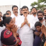 మల్కాజ్ గిరి మాజీ ఎమ్మెల్యే మైనంపల్లి హనుమంతరావు ఖమ్మం వరద బాధితులకు నిత్యావసరాలు పంపిణీ చేసి, రాజకీయాలు కాకుండా సహాయం చేయాలని సూచించారు.