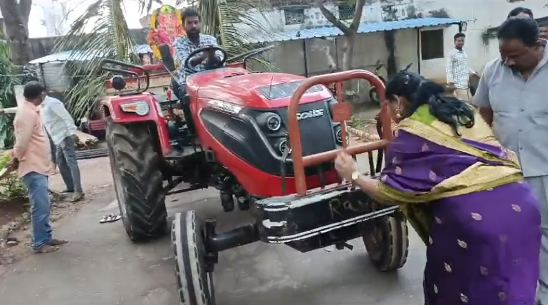 నిర్మల్ జిల్లాలో గణేశ్ ఉత్సవానికి సంబంధించి శోభాయాత్ర నిర్వహించారు. జిల్లా ఎస్పీ జానకి షర్మిల గారు ప్రారంభించారు. పోలీసు సిబ్బందికి ప్రశంసా పత్రాలు అందించారు.