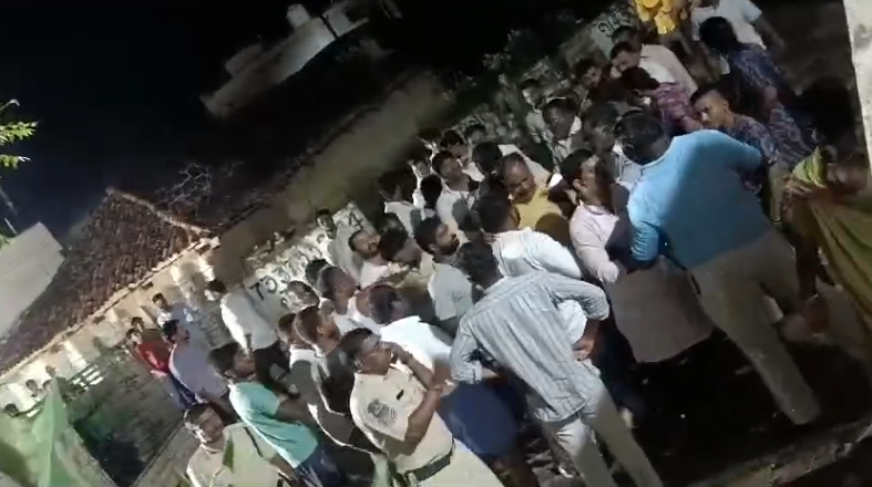 గోమారం గ్రామంలో గణేష్ నిమజ్జన కార్యక్రమంలో కాంగ్రెస్, బిఆర్ఎస్ నాయకుల మధ్య ఘర్షణ చోటుచేసుకుంది. ఎమ్మెల్యే ఇంటి ముందే ఈ సంఘటన జరిగింది.