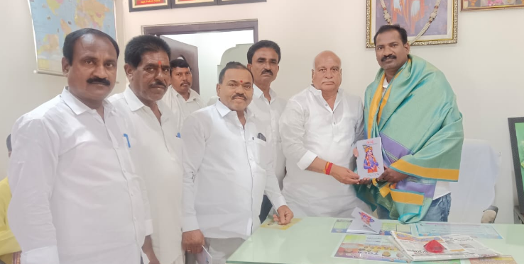 ఇలేగాం గ్రామంలో "గీత శక్తి" పుస్తకాన్ని రచించిన రెడ్ల బాలాజీని ఎమ్మెల్యే పవార్ రామారావు పటేల్ శాలువాతో సత్కరించారు. భగవద్గీతపై ఆధారిత రచనలకు అభినందన తెలిపారు.