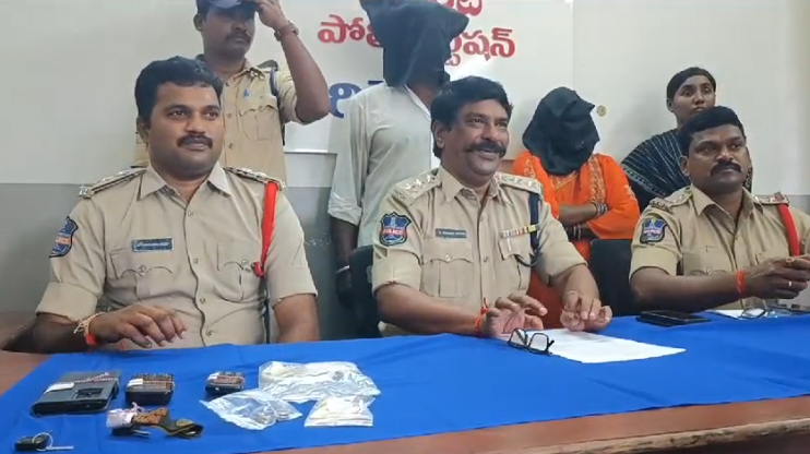 చేగుంట పోలీస్ స్టేషన్ పరిధిలో మాలోతు లలిత యొక్క గోచరమయిన కేసు ఐదు రోజుల్లో పరిష్కరించారు. నిందితుల అరెస్టు మరియు దొంగిలించిన వస్తువుల స్వాధీనం పొందడం కీలకమైన విజయం.