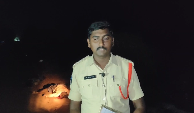 కలిగిరి మండలంలోని పెట్రోల్ బంక్ దగ్గర జరిగిన రోడ్డు ప్రమాదంలో ఇద్దరు వ్యక్తులు మరణించారు. పోలీసుల దర్యాప్తు కొనసాగుతోంది.